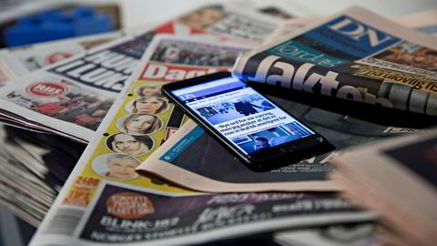 Aviser og mobiltelefon nettaviser papiraviser internett illustrasjon