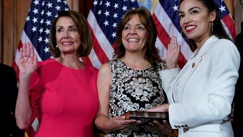 Demokratenes veteran Nancy Pelosi (til venstre) er i konflikt med nykomlingen Alexandria Ocasio-Cortez (til høyre).