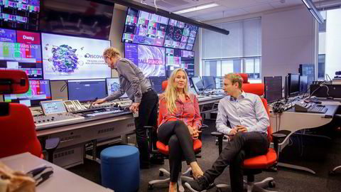 Administrerende direktør Tine Austvoll Jensen i Discovery Networks Norway (i midten) og nordisk kommunikasjonsdirektør Espen Skoland tror ikke TV 2 trenger støtte for å drive med nyheter. Teknisk sjef Kjell E. Nordli skrur på skjermene i bakgrunnen.
