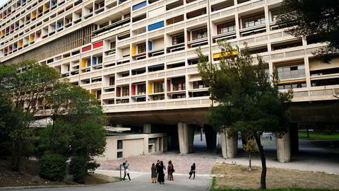 Geometrisk. Den fargerike fasaden på Le Corbusiers monumentale leilighetsgård i Marseille fra årene like etter krigen – trolig Europas mest omtalte boligblokk.