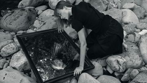 Kvinner på stranden. Ingmar Bergmans egen kalksteinsstrand på Fårö dannet bakteppet for flere av hans mest sjelepløyende filmer, som «Persona», «Skammen» og «Som i et speil».Strikket t-skjorte, Bustier dress og -bukser Michael Olestad