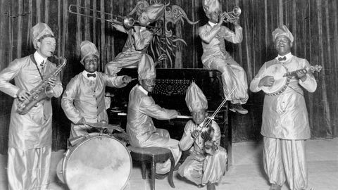Boken «Charleston i Grukkedalen» forteller om afrikansk-amerikanske artister på norske scener. Her et jazzband fra 1920  ledet av Victor Joyner.