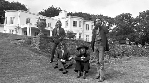 The Beatles' album «Abbey Road» er 50 år gammelt, og det markeres med en iørefallende frisk ny miks, og en utgivelse med flere fascinerende studioopptak. Musikken holder seg! Her fra Tittenhurst Park i august 1969.