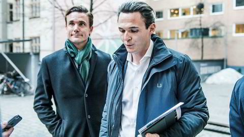 Tjente penger. Allras toppsjef Alexander Ernstberger (til høyre) og fondssjef Olle Markusson på vei inn til Pensionsmyndigheten like før Allra ble kastet ut av pensjonssystemet. Markusson var også sjef for Oak Capital før han fikk jobb i Allra.
