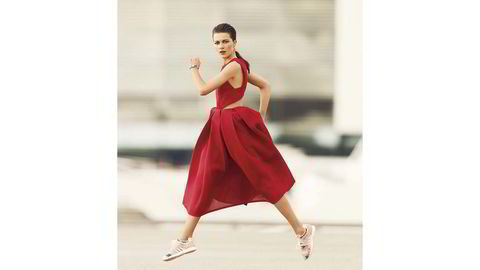 kjole: DKNY armbånd: Calvin Klein Jewelry sko: Stella McCartney for Adidas