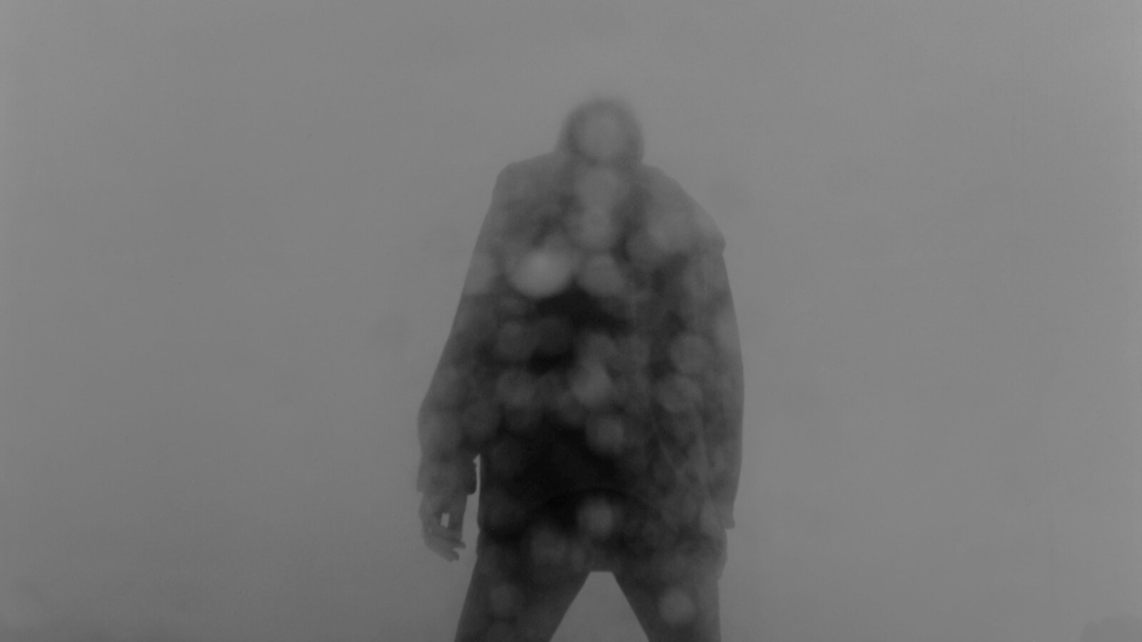 Stiller ut over 100 verk i stor retrospektiv med Tom Sandberg