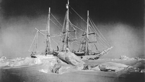 Lege og polarforsker Frederick Cook var også en dyktig og selvlært fotograf. Han tok dette bildet av «Belgica» i måneskinn 3. juni 1898, med en eksponeringstid på halvannen time.