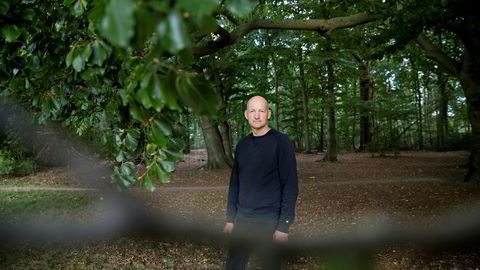 Krimprodusenten. Søren Sveistrup, manusforfatter og produsent, har blant annet skrevet tv-serien «Forbrytelsen». Nå er han aktuell med sin første krimroman, «Kastanjemannen», som allerede er solgt til 30 land.