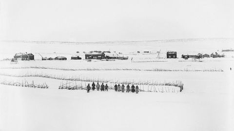 Livet på vidda. Fotografen Sophus Tromholt fotograferte samene i Kautokeino og deres hverdagsliv vinteren 1882–1883.