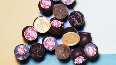 På pinne. Marsipankuler dyppet i sjokolade er enkle å lage – og enkle å dekorere med silketrykk, stempler og ulike typer sjokolade.
