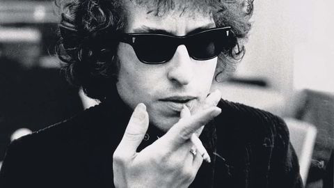 BOB DYLAN Svarte Ray Ban Wayfarers ble Bob Dylans varemerke på midten av 1960-tallet. Siden har han beholdt solbrillene på ute og inne, og i møte med president Barack Obama i 2012. Foto: Jan Persson / Getty Images