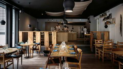 Söl i Stavanger har hentet navnet sitt fra en type tang. Restauranten eies og drives av de tre kokkene Magnus Paaske, Nayana Engh og Claes Helbak.