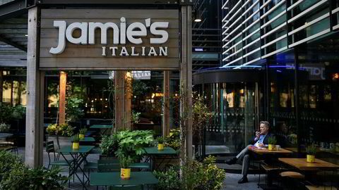 Konkurs. Jamie Olivers britiske restauranter, blant annet 23 filialer av Jamie's Italian, er nå satt under administrasjon på grunn av økonomiske problemer. Mer enn 1000 arbeidsplasser står i fare.