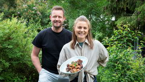 Kokk og skribent Øyvind Hjelle (47), ledestjerne-nominerte blogger Susanne Bastviken (27) tester veganske alternativer til kjøttmiddagen.