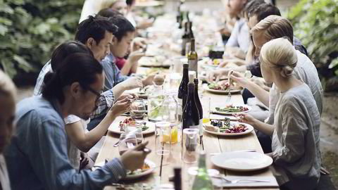 LANGBORD. «Social dining» er et sentralt konsept for livsstilsmagasinet Kinfolk. De arrangerer temabaserte middager verden over for magasinets lesere. Foto: Kinfolk