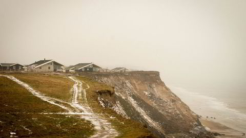 På kanten. Langs kysten av Nordjylland står svære og sanddyner skapt av hav, sand og vind. Disse unike sanddynene er fredet, og bølgene får derfor lov å ete seg stadig lenger inn.