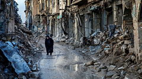 Ruiner. En gammel, svartkledd kvinne krøker seg frem langs Tillal-gaten i sentrum av Aleppo, første nyttårsdag, og ser hvordan fire års bombing, beleiring og beskytning fullstendig har rasert nabolaget som en gang var kjent for sine luksusrestauranter
