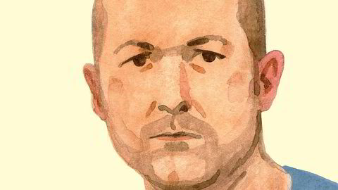 California dreamin’. Jonathan Ive vokste opp i Chingford, nordøst i London. Etter endte designstudier og en periode som designer av toaletter og tannbørster, begynte han å jobbe for Apple i 1992. Resten er designhistorie.