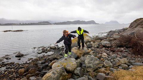 I sjøkanten. Ved Ålesund kjenner Britanius (13) og Mats Grimsæth på vinden, like ved gården som disponeres av Prosjekt Løvetann.