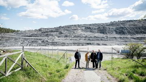 Jarle Holstad (venstre), Bodil Holstad, Berit Holstad og Pål Breng foran berget av stein som i dag dekker eiendommen der gården lå.