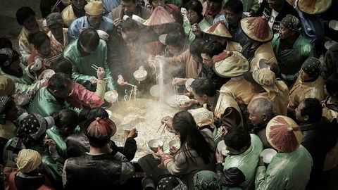 Kinesere, iført drakter fra Qing dynastiet, feirer guden Nuwa med et stort festmåltid bestående av nudler. Bildet er fotografert av den kinesiske fotografen Jianhui Liao og er kåret til årets matfoto av konkurransen The Foodphotographer of the year.