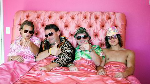 Boybandet. Peder Børresen (fra venstre), Jan Egil Flo, Simen Staalnacke og Stefan Dahlkvist i modellen Anna Nicole Smiths gamle hjem. Bildet ble senere utgitt som frimerke.