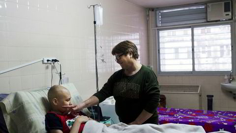 Bestemor passer på. Bruno Díaz (13) behandles for blodkreft på sykehuset i byen Santa Fe. Hans far jobber med planteverngift i siloen i María Juana, og mor Sonia Lobos skjønner ikke hvorfor gutten fikk kreft. De bor 50 meter unna soyaåkeren