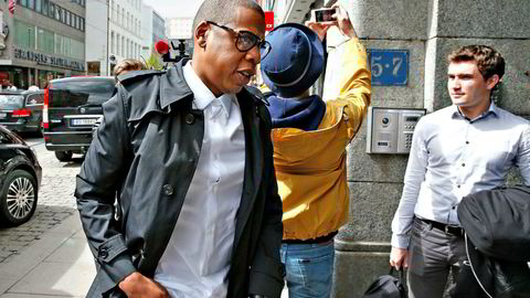 På Grensen. Jay Zs besøk på Oslo-kontoret i mai 2015 ble et mareritt for vip-sjåføren. Han hadde glemt å låse bakdøren, som fansen fikk åpnet. Med døren åpen skjøt bilen av gårde fra hylende fans. På innsiden satt Jay Z og en forskrekket Beyoncé bak store, mørke solbriller.