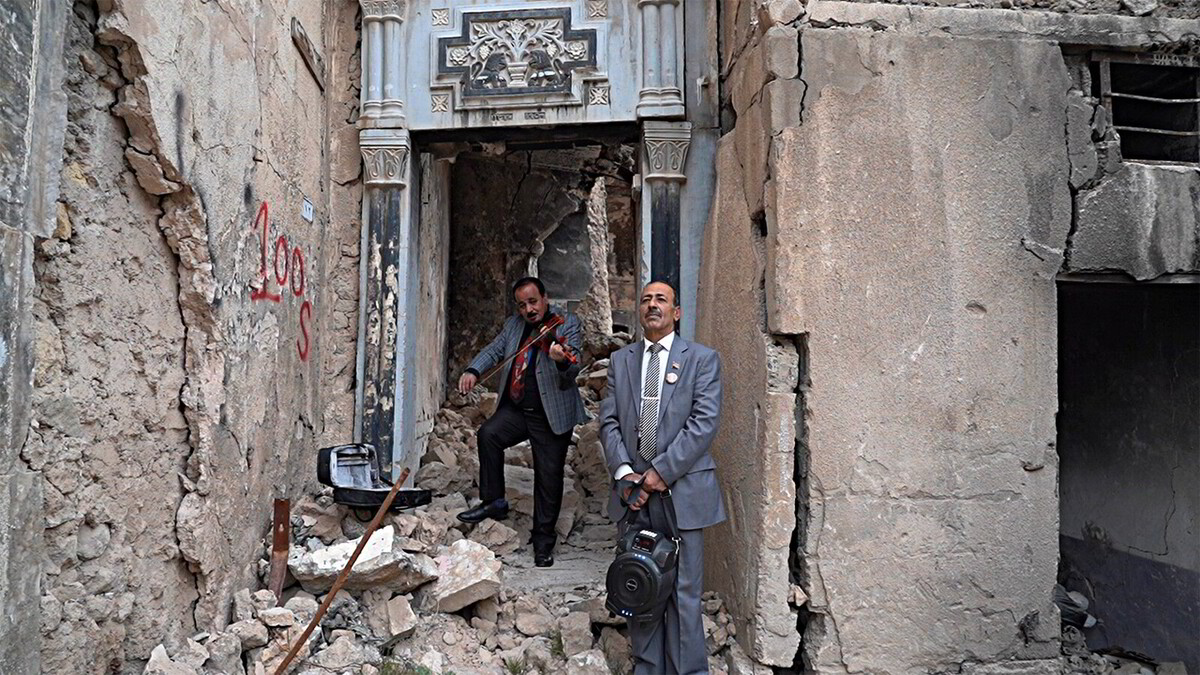 Reiser seg fra ruinene