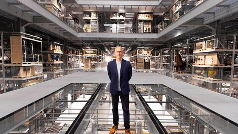 Sceneskifte. V&amp;As nestkommanderende Tim Reeve mener East Storehouse tilbyr «backstage- pass» til en av øyrikets største kunstsamlinger.