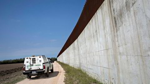 Grensvakter kjører langs den 20 fot høye grensemuren. Trump har lovet å bygge en mur som er 40 fot, dobbelt så høy som denne.  Foto: Aleksander Nordahl