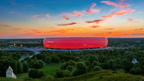 Skulpturell. Den fargesprakende og -skiftende Allianz Arena har profilert byen den ligger i, det beste laget som spiller på den, og arkitektkontoret som står bak den – henholdsvis München, Bayern München og Herzog og de Meuron.