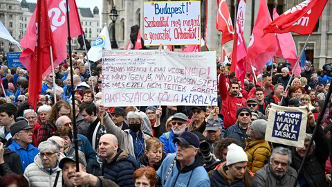 Tar man ikke på alvor at befolkningen mister tillit til rettssystemet, kan man ende opp i et illiberalt demokrati som i Ungarn, advarer Jørn Øyrehagen Sunde. På bildet demonstreres det mot Viktor Orbán i Budapest vinteren 2024.