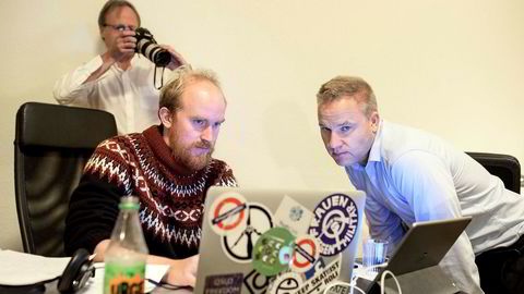 3, 2, 1. Mediekanalen Resett ble lansert på dette kontoret mandag. Redaktør Helge Lurås (til høyre) og produsent Bjørn Ihler følger med på trafikken, mens en av eierne, Håkon Wium Lie, fotograferer det hele.