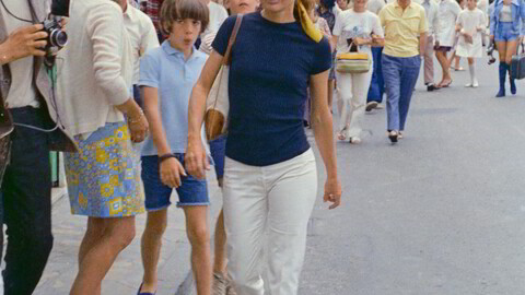 Amalfi-sommer. Jackie Kennedy på Capri i juni 1971, i en penere type flippflopp i flettet skinn. – Mer påkostede flippflopper i luksuriøst skinn egner seg kanskje best til by og tørre gater, mens gummi tåler strand, sand og vann, sier moteprofil Laura Rosso.