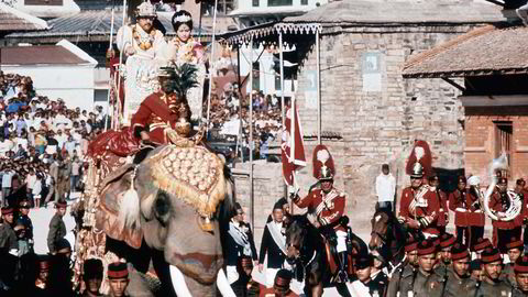 Pomp og prakt. I mange hundre år ble Nepal styrt av mektige konger med en opphøyet posisjon som ufeilbarlige og til dels guddommelige. 
                  Her fra en prosesjon med dekorert elefant gjennom Katmandus gater under kong Birendras kroning i 1972. Foto: Keystone / Getty Images