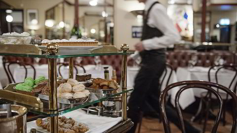BON APPÉTIT. Her er det trangt og fransk. Og dessert­vognen er fortsatt en institusjon på Brasserie France. Foto: Hampus Lundgren