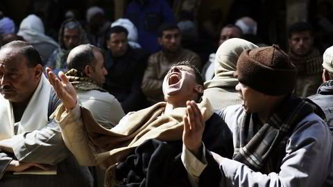 SORGEN. Koptiske menn i den egyptiske byen Minya sørger over 21 trosfeller drept av IS i Libya. Søndag ble en video med opptak av henrettelsene lagt ut på internett. Foto: Hassan Ammar / AP / NTB Scanpix