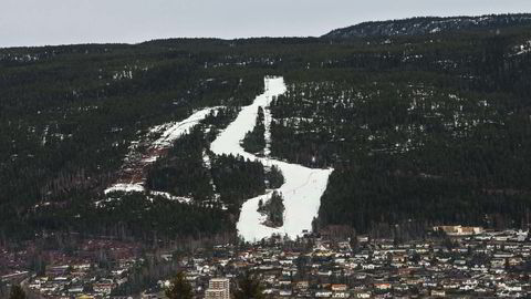 Brun løype. I februar måtte norgescuprunden i slopestyle i Drammen Skisenter utsettes – på grunn av snømangel. Her er bakken tidlig i mars. En rekke bynære alpinsentre vil få stadig større problemer med fremtidens klimaendringer. Foto: Ivar Kvaal