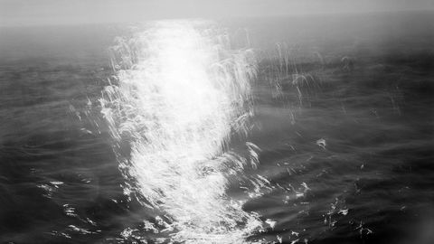 Maritime minner. Utstillingen «Flyt» inneholder arbeider fra prosjektet «Horizontal Displacement», hvor Ole Brodersen tok med seg kameraet ut i båten og fotograferte horisonten ved Lyngør. Her spiller bølgene et puss på solen.