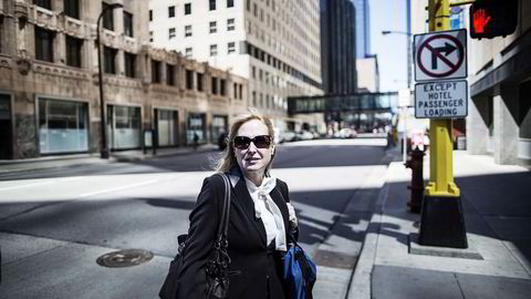 Likt lønnet. Ellen Sue Ewald flyttet til Minneapolis for å jobbe for Utenriksdepartementet. Hun endte i en betent rettsbatalje med arbeidsgiveren