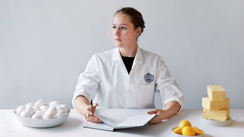 Guro Rognså ved Gastronomisk Institutt gir deg oppskrift på hvordan du lager majones for allergikere.  Foto: Sigurd Fandango