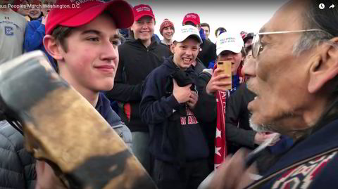 Skammet. Skamkampanjer kan ramme vilkårlig og skremmende raskt. Skoleeleven Nicholas Sandmann (med rød kaps) ble skammet i sosiale medier i 2019, på bakgrunn av bilder som dette.