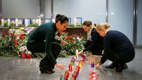 Kolleger av crewet på Ukraine International Airlines tenner lys og legger ned blomster på flyplassen Borispil utenfor Kiev.