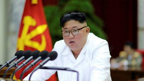 Kim Jong-un under møtet i Nord-Koreas arbeiderparti søndag. Nord-Korea strever med økonomien, og landets leder advarte om nødvendige endringer da han snakket til partiledelsen mandag. Foto: Korean Central News Agency/Korea News Service/ AP/ NTB scanpix
