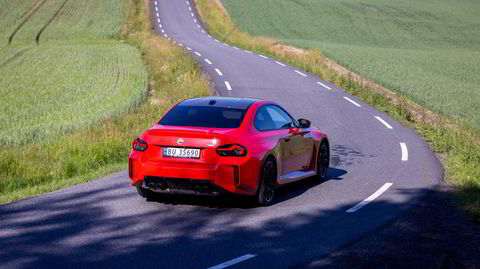 Lite er mer underholdende enn en sommerkveld på svingete landeveier bak rattet i nye BMW M2.