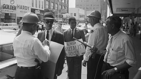 Portrettert. Medgar Evers (i midten) kjempet for at svarte amerikanere trygt kunne stemme ved valg i sørstatene, en innsats han ble myrdet for i 1963 av rasisten Byron De La Beckwith. Han blir portrettert i James R. Gaines’ bok om amerikanske motstemmer i 1950-årene.