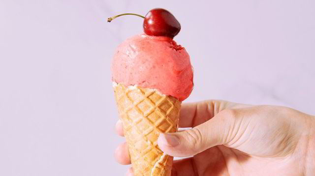 En Person Som Lager Sorbet Ved Hjelp Av Blender