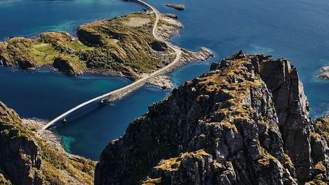 Over et fjell, over en bro. I 1983 fikk Henningsvær, som ligger på spissen av Austvågøya i Lofoten, broforbindelse. Siden er det flere enn torskefiskere som har kommet til det gamle fiskeværet.