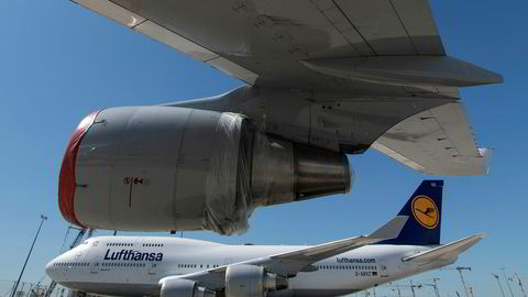 Lufthansa har måtte redusere trafikken sin med over 90 prosent under koronautbruddet og er i forhandlinger med den tyske stat om en redningspakke verdt 9 milliarder euro, om lag 100 milliarder kroner.